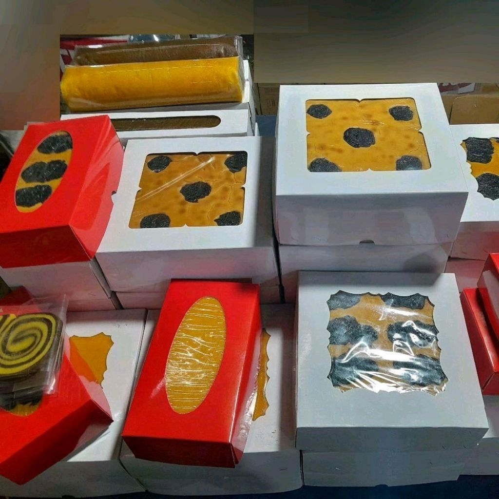 Lapis Legit Karunia Surabaya Box Besar Spesial / Kue Lapis Legit Karunia Box Besar Khas Surabaya / L