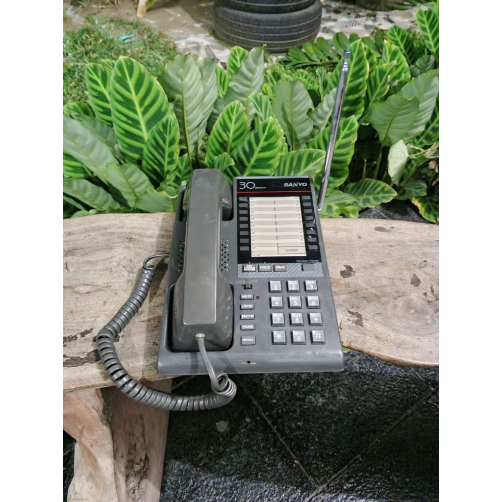Telepon Sanyo antik