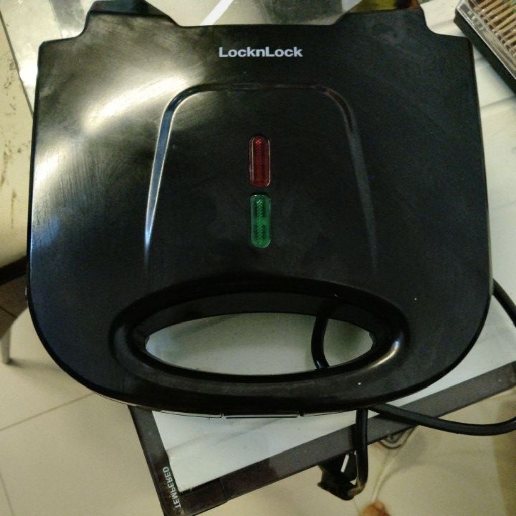 Waffle Maker Lock and Lock Berfungsi normal dengan baik