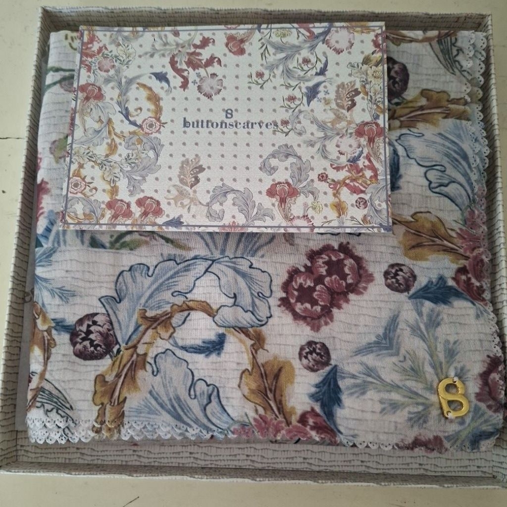 Buttonscarves The Royale Series-white