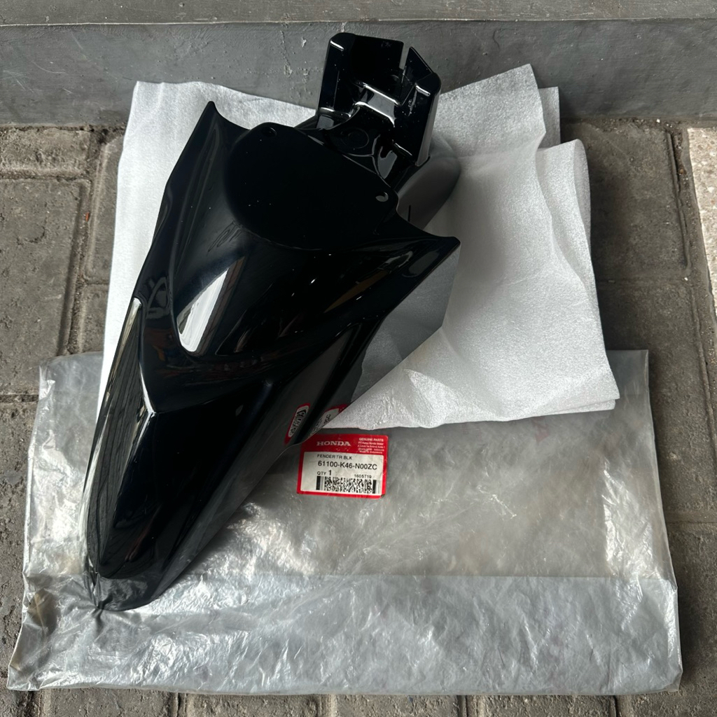 61100 K46 N00ZC SPAKBOR DEPAN VARIO 110FI HITAM ORIGINAL AHM