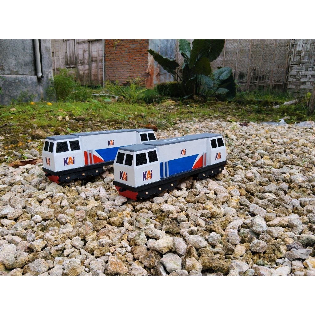 Miniatur Kereta Api Kayu CC206