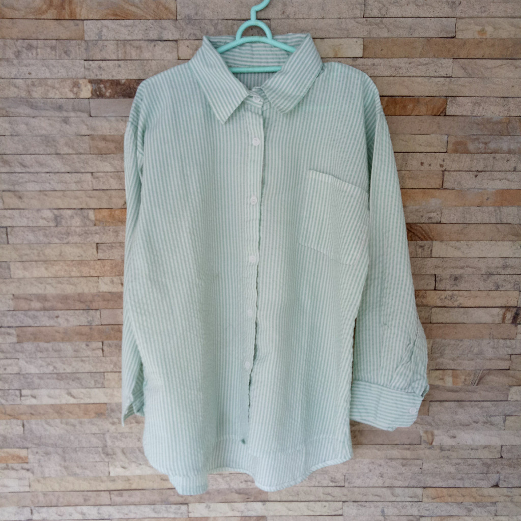 Atasan Kemeja Garis-Garis Hijau Putih Katun Crinkle Wanita Preloved