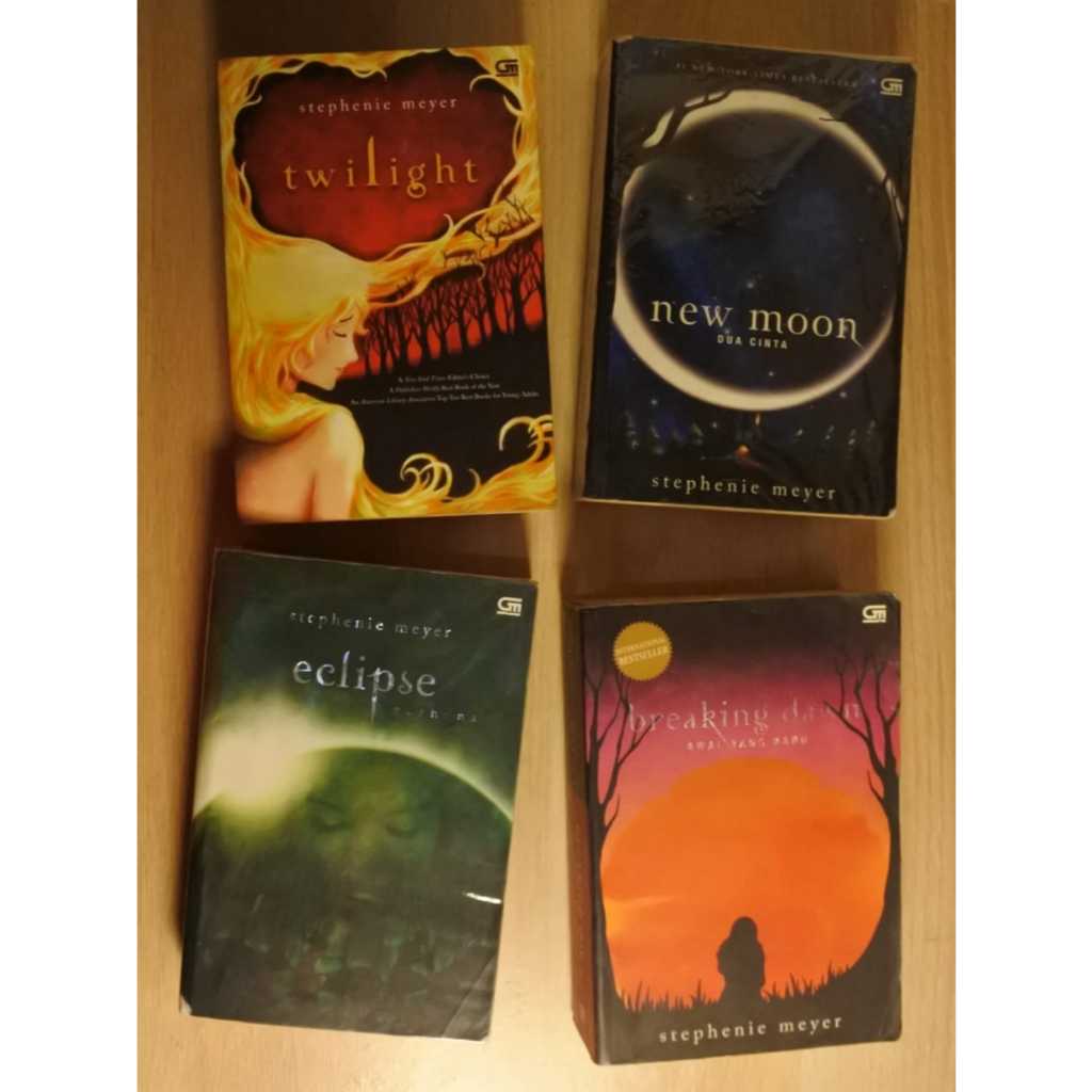 Preloved  1 Set Twilight Saga by Stephenie Meyer | Novel Fiksi Romansa Bekas/Secondhand