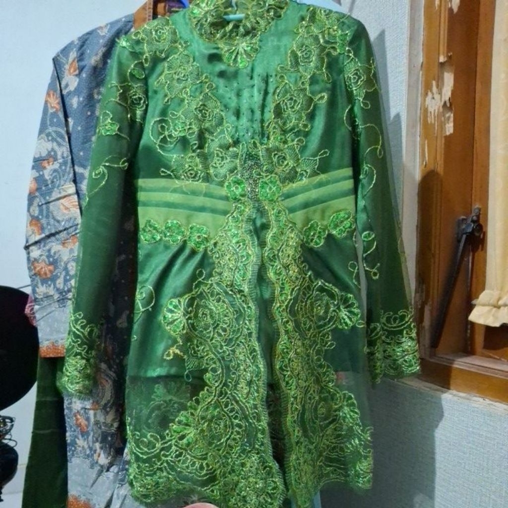 kebaya hijau emerald