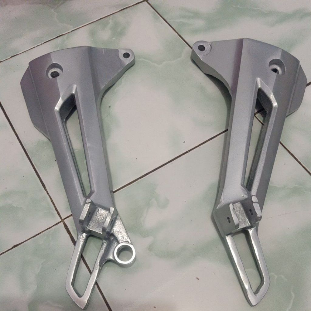 pijakan kaki belakang, motor Honda Kirana,silver