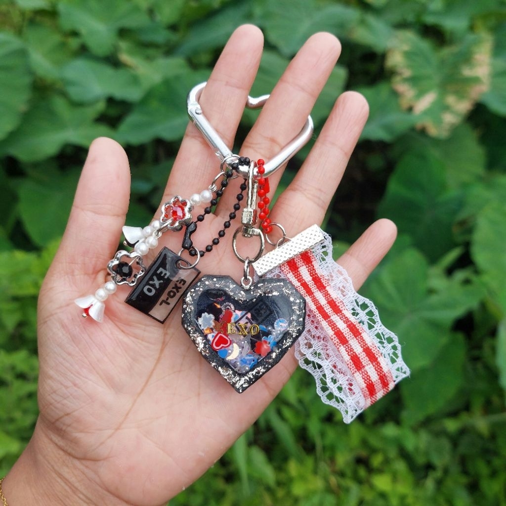 [ADMIN SHOPEE 21%] EXO CROWN Shaker Bagcharm – Fanmade Handmade Resin Keychain Limited Edition