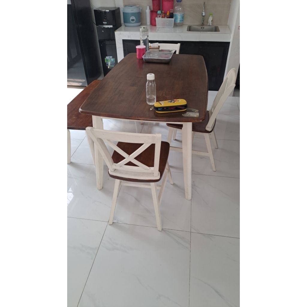 set kursi dan meja makan bekas