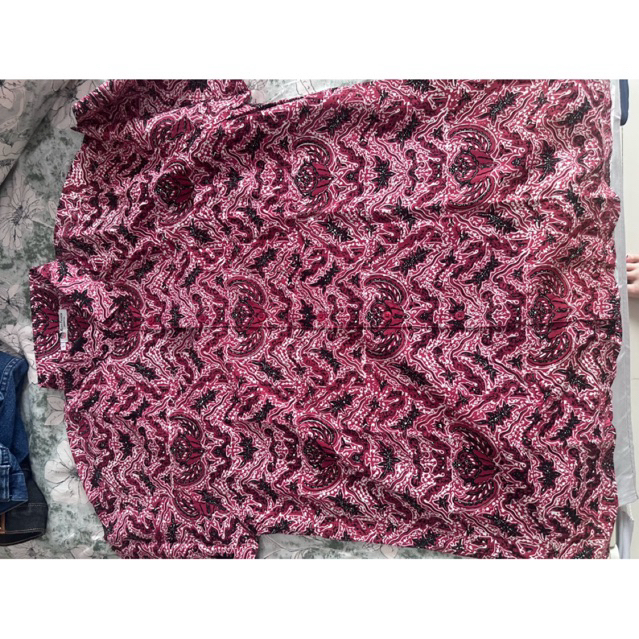 PRELOVED KEMEJA BATIK MERAH kerja lengan  pendek kantong saku PRIA BATIK KERIS MANZONE