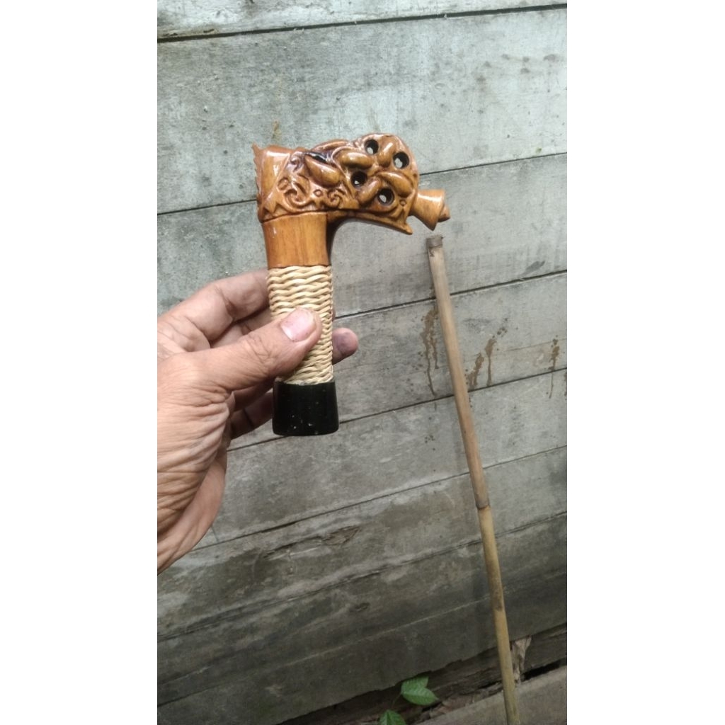 hulu Mandau dari kayu Ulin. jenis kenohong