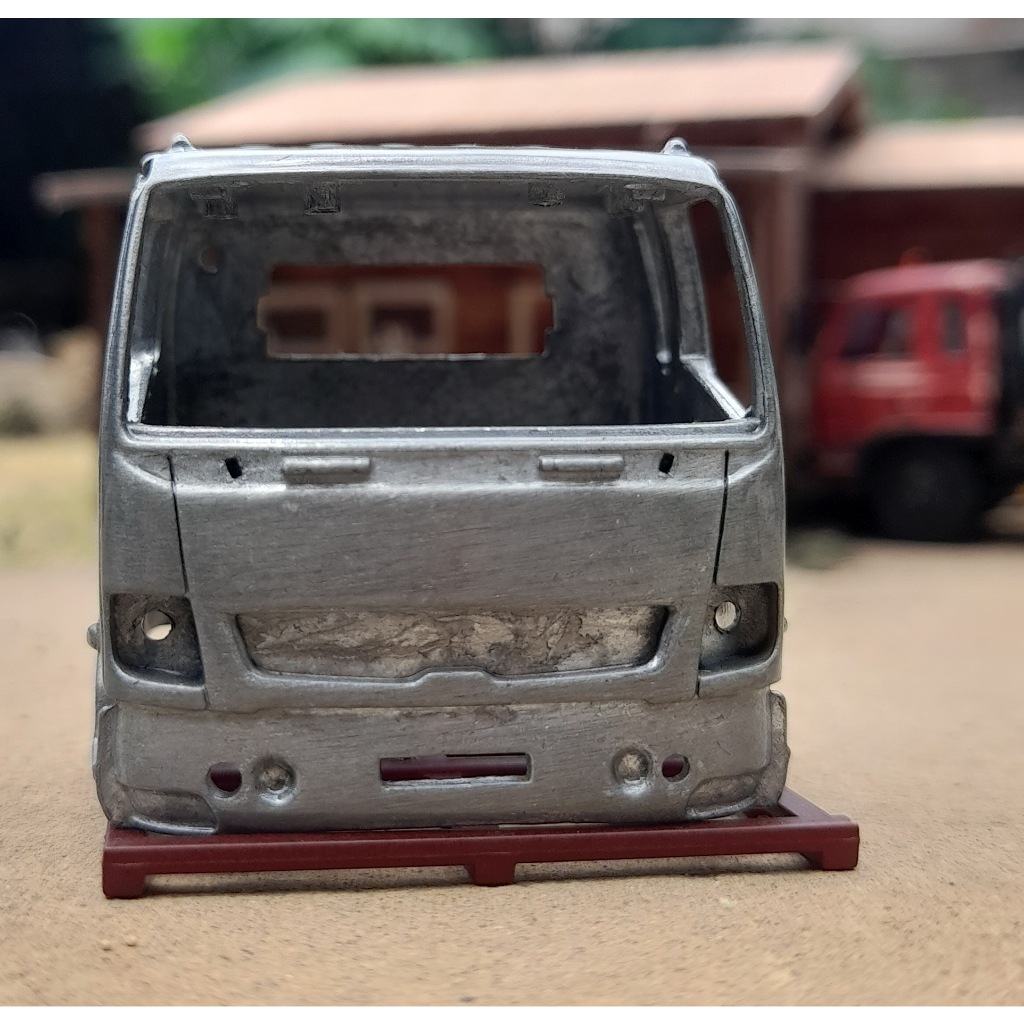 kabin truck fuso bawaan GCD skala 64 bahan metal warna dasar