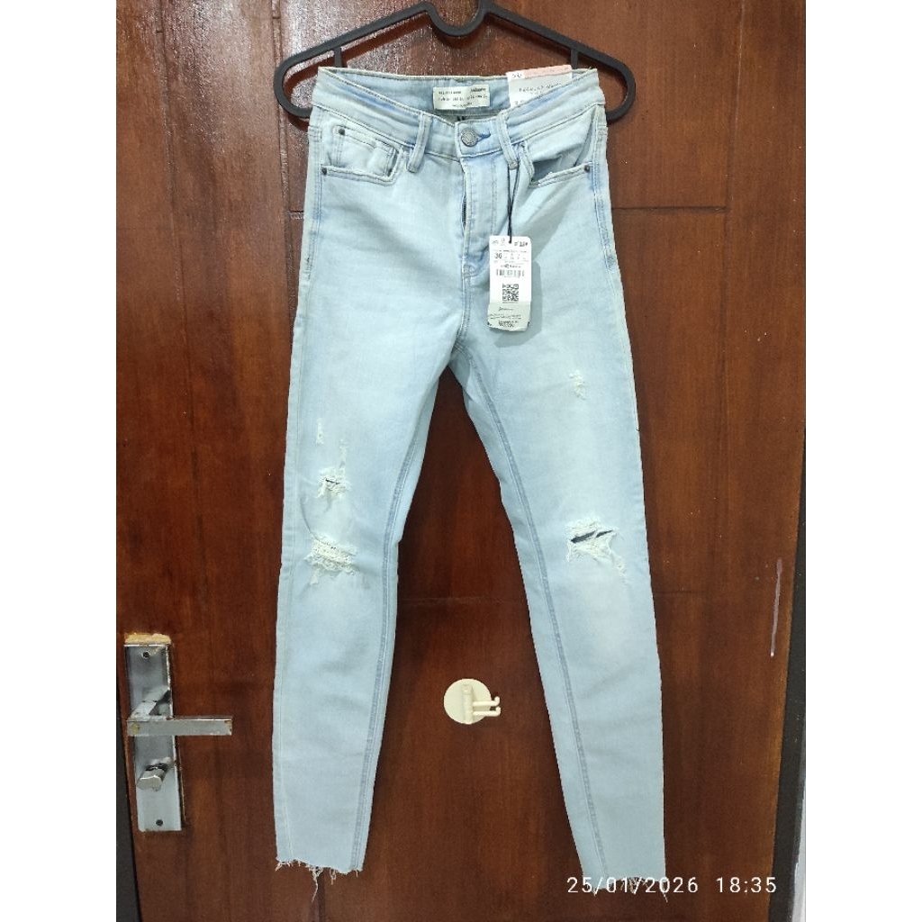 Stradivarius Celana Jeans Wanita Ukuran 36 (Baru)