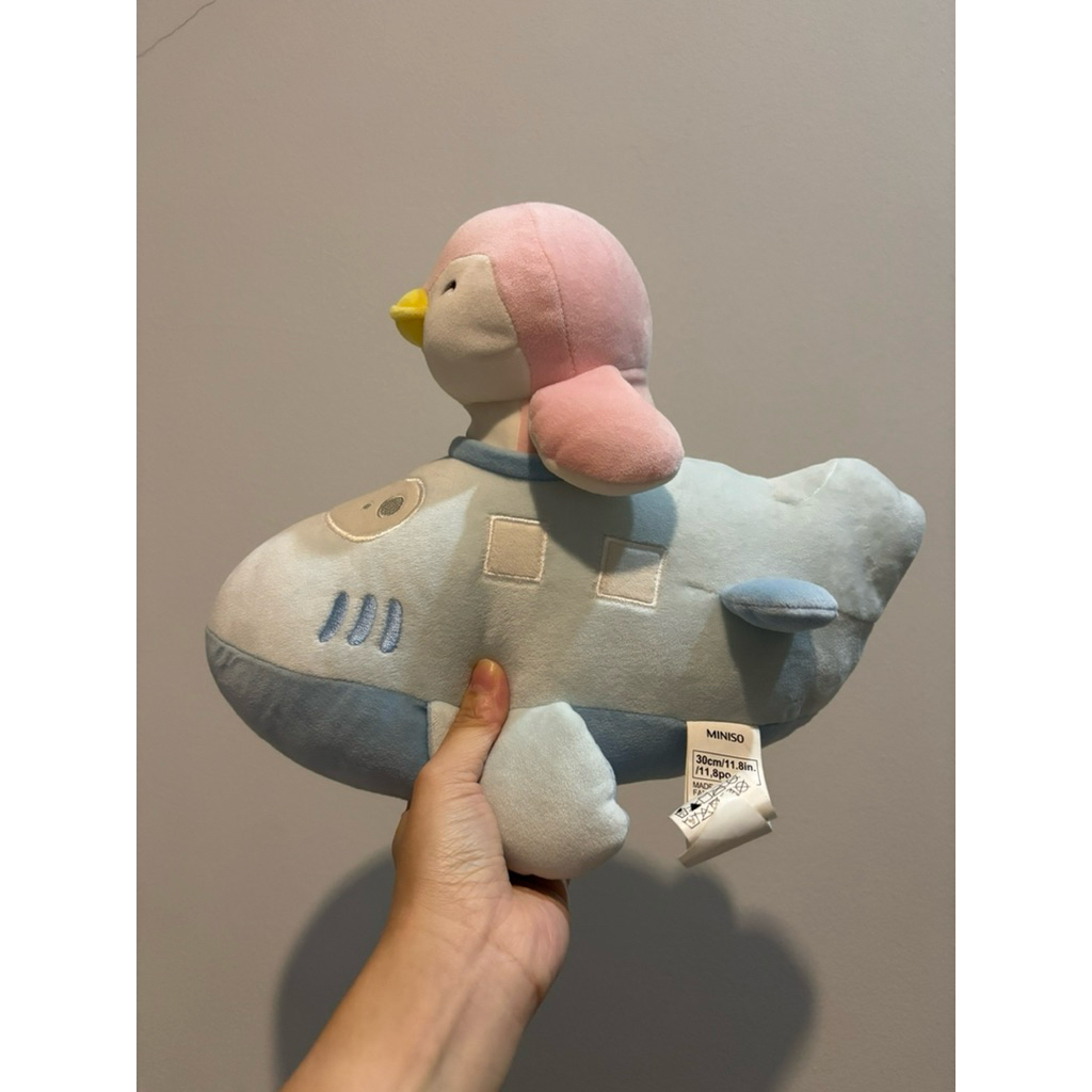 Boneka Miniso Pinguin Pesawat