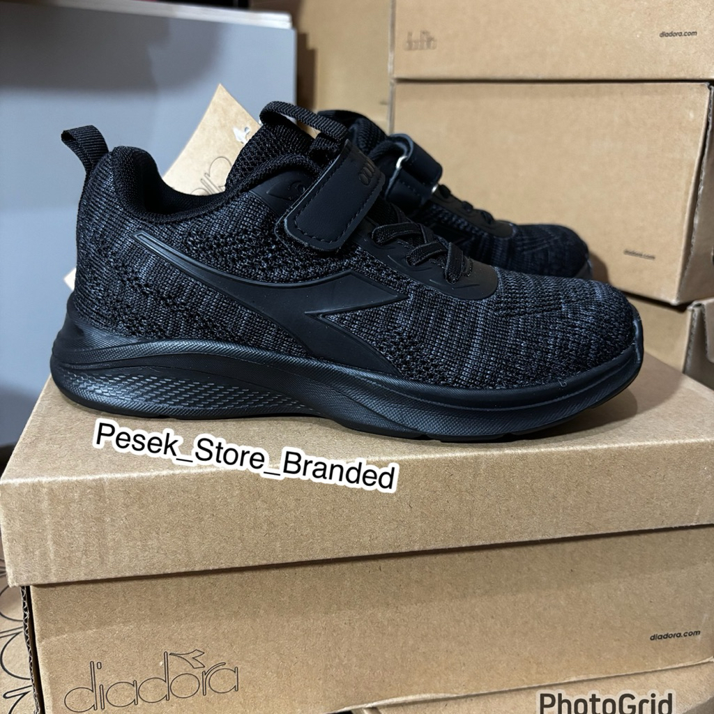 Sepatu Diadora anak Niaz JR warna Full hitam size 30,31,33 saja original sale