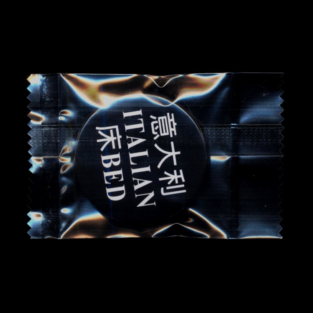 ITALIAN BED LIVE IN HONG KONG BUTTON PIN