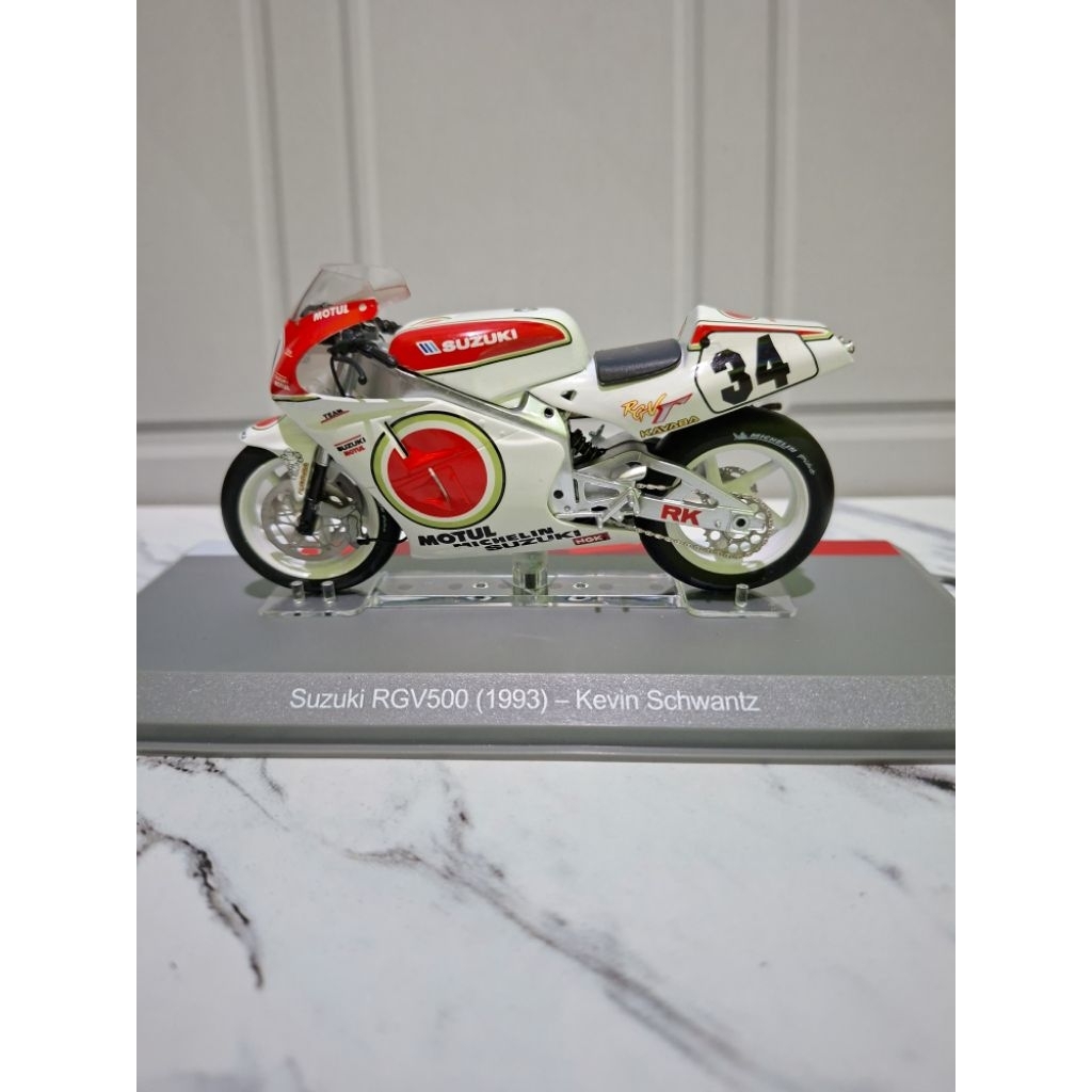 Miniatur diecast altaya suzuki RGV-500 kevin schwantz 1993 skala 1:18