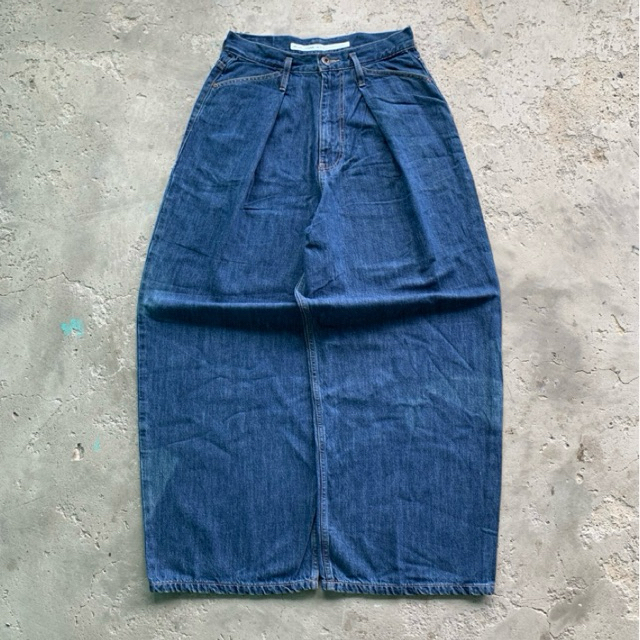 NIKO AND BAGGY JEANS