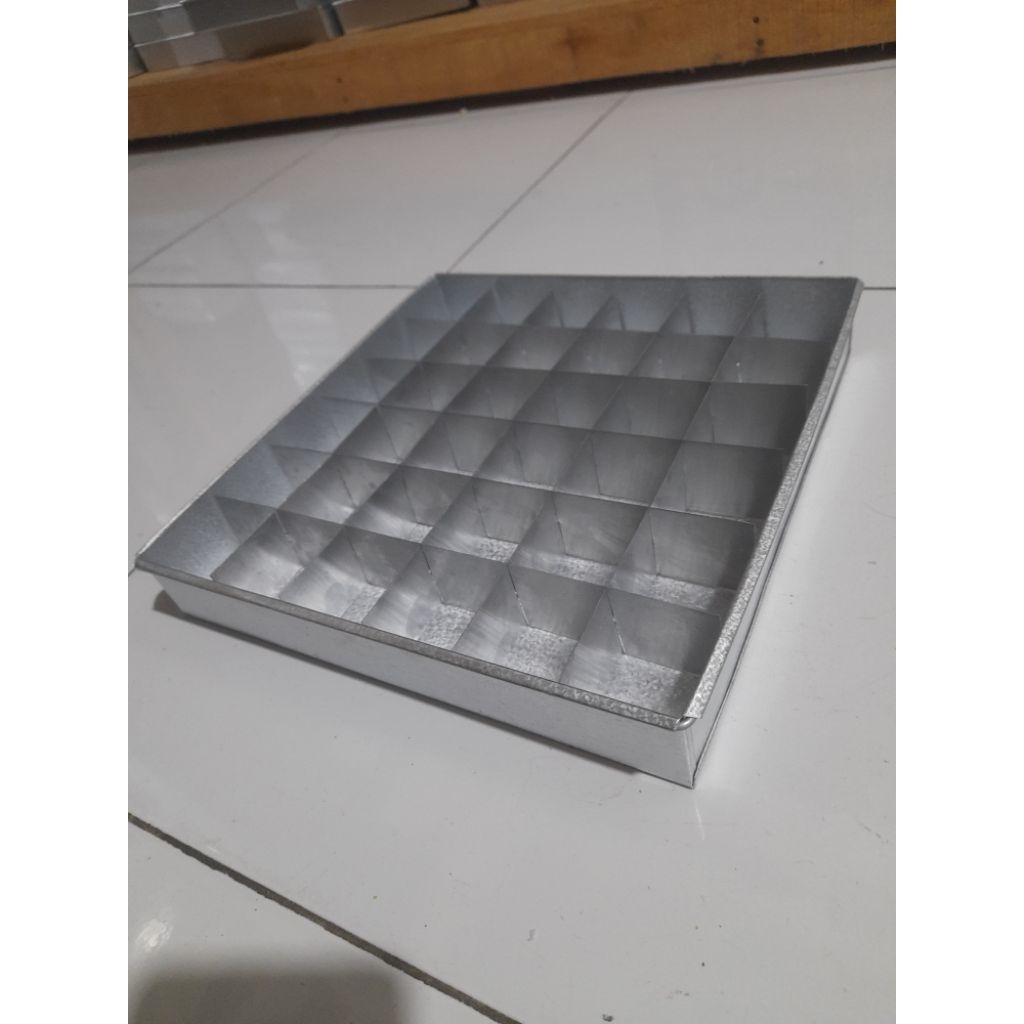 Loyang Sekat ukuran 22x22x4 Cm Isi 36 lubang / Loyang Brownies,Nastar kue / Anti Lengket