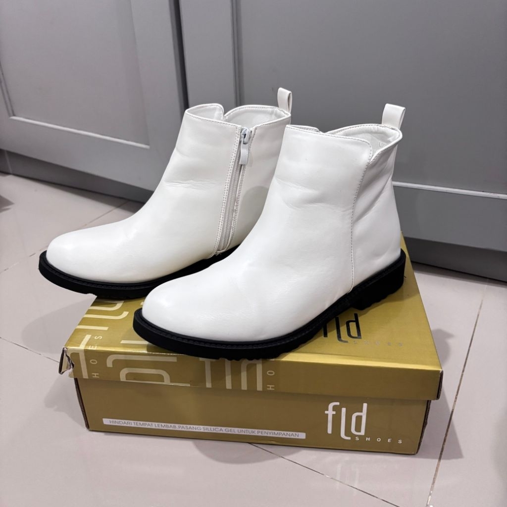 (LIKENEW) Fladeo Sepatu Boots Wanita Putih Hak 3cm
