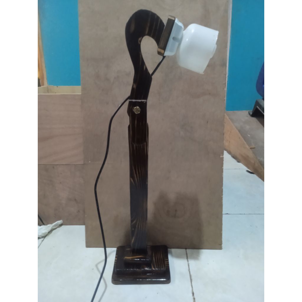 Tiang lampu belajar kayu