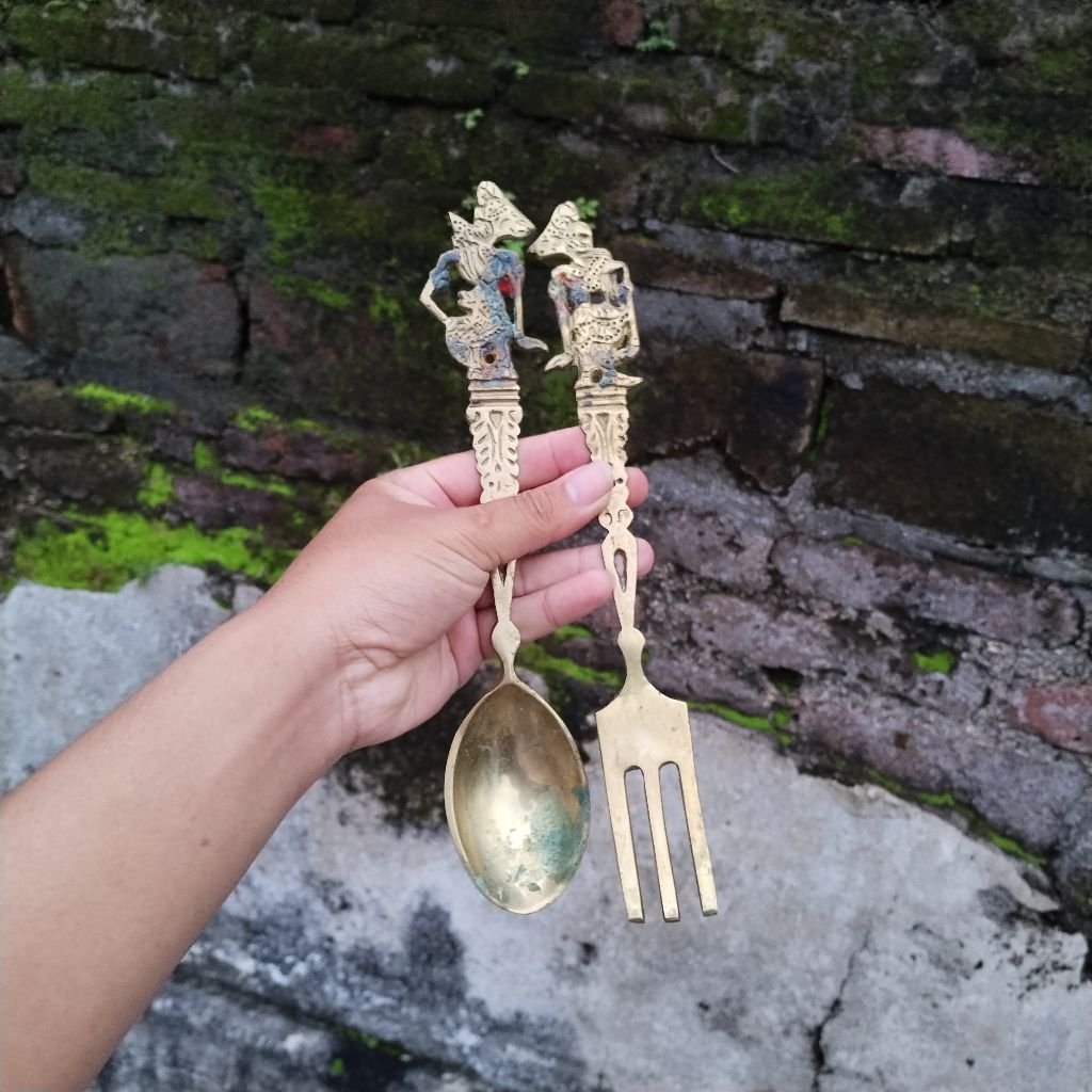 sendok kuningan antik