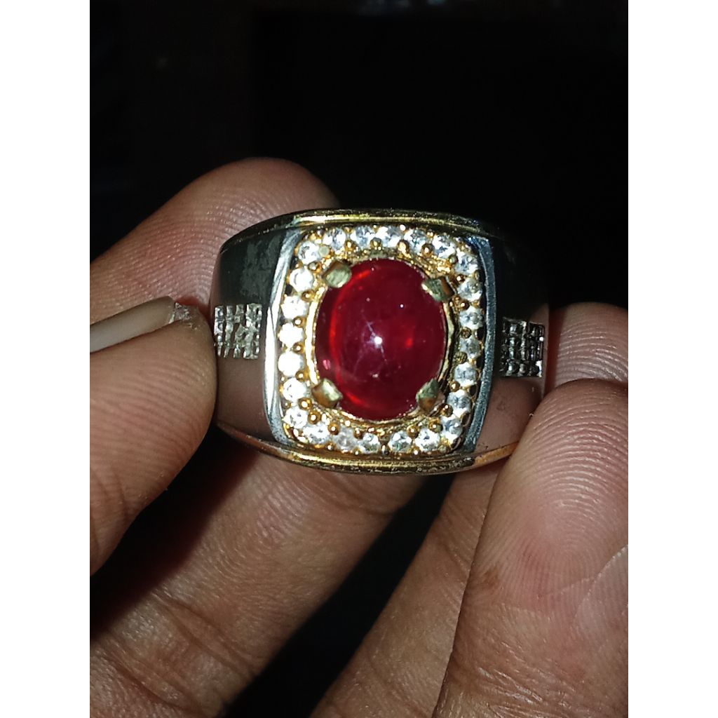 batu permata Ruby Pigeon blood