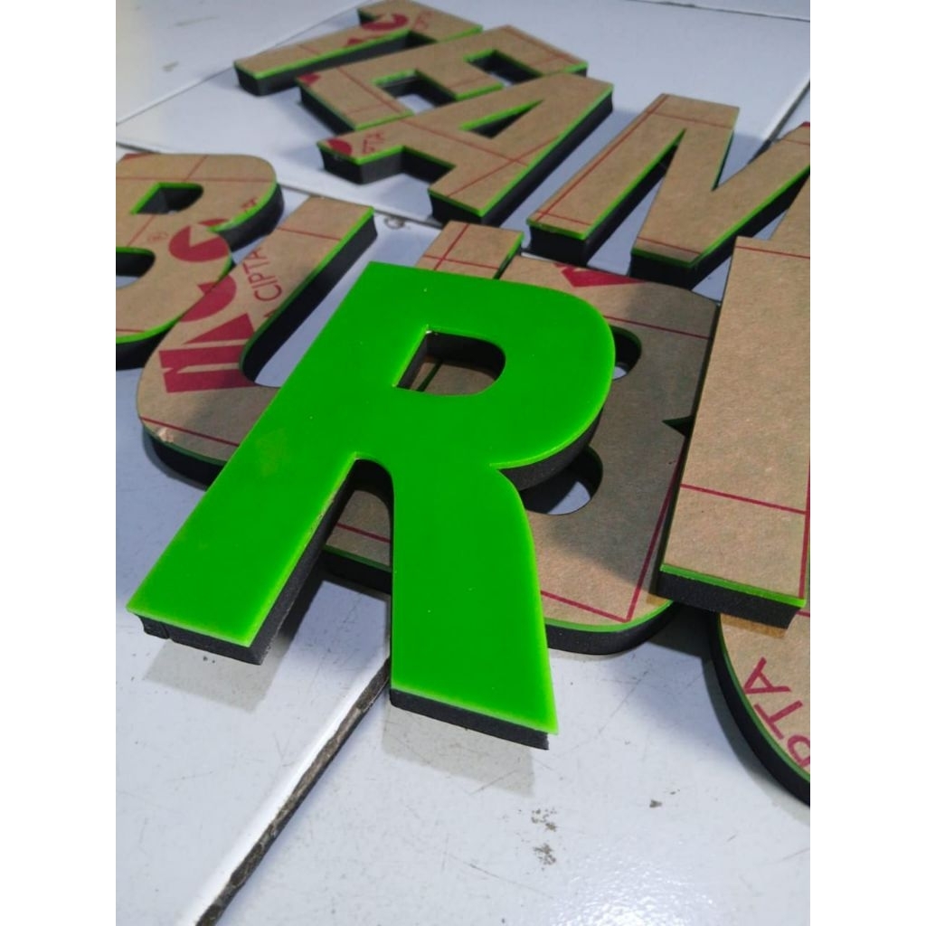 Huruf akrilik timbul tinggi 30 cm papan nama akrilik