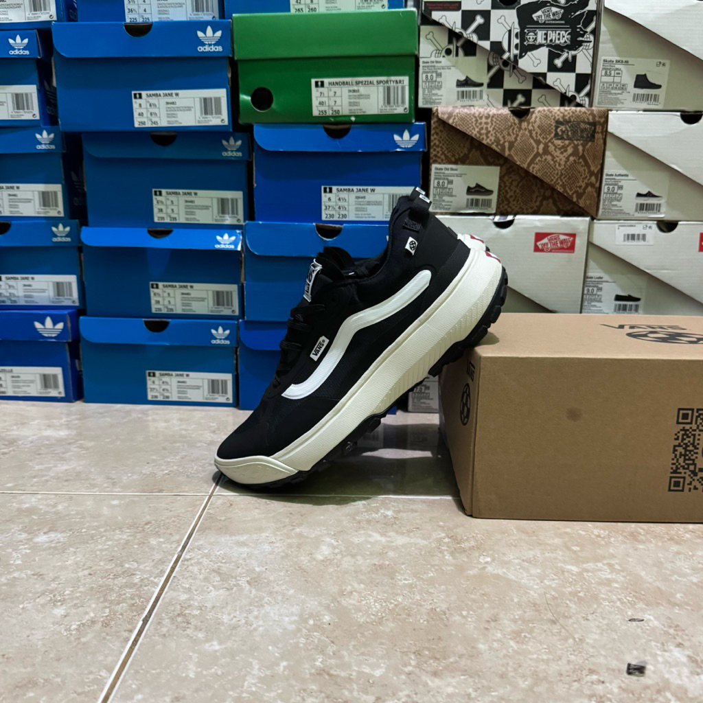 Vans MTE crosspath black white (Resmi PT NAVYA)
