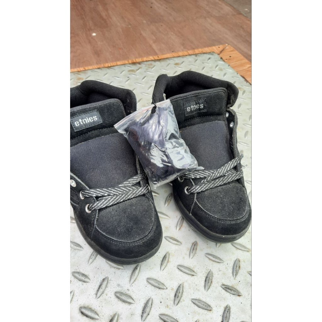 Etnies shoes sepatu Size EU 40  Kondisi NEW Without BOX sepatu sk8 skateboard skate bonus tali sepat