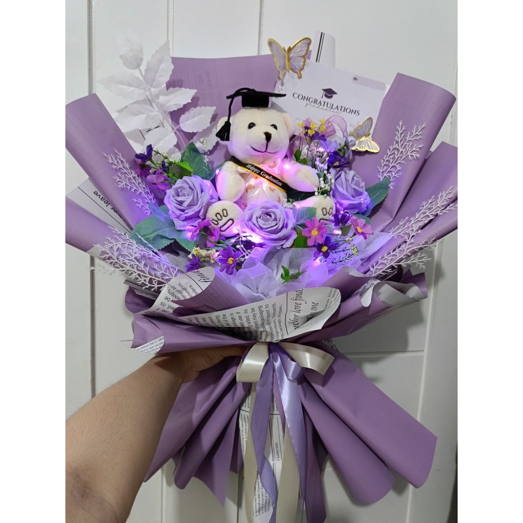 BUKET WISUDA / BUNGA WISUDA / GIFT WISUDA / KADO WISUDA / HAMPERS WISUDA / BONEKA WISUDA / BUKET LAM