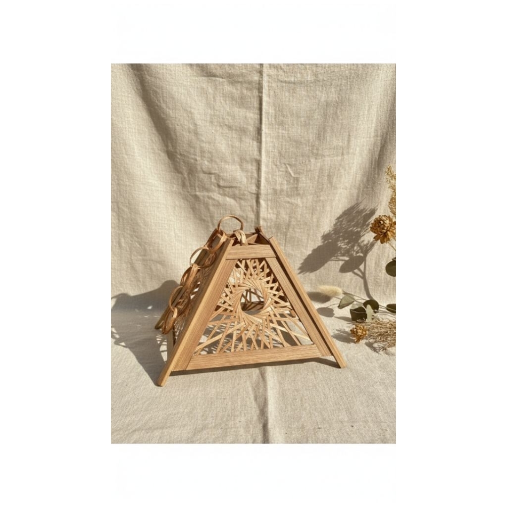 Hiasan lampu gantung anyaman bambu