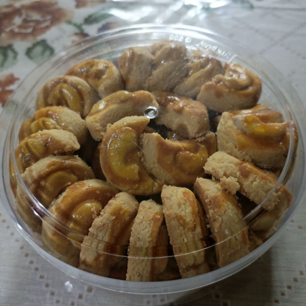 Kue Bulan Sabit original kacang mede