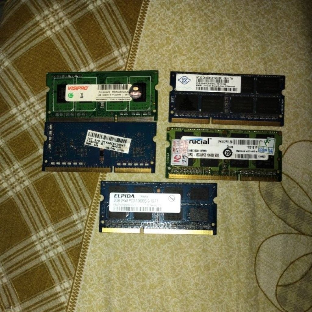 RAM DDR3 laptop (SODIMM) biasanya memiliki frekuensi 1333MHz (PC10600) atau 1600MHz (PC12800) dengan