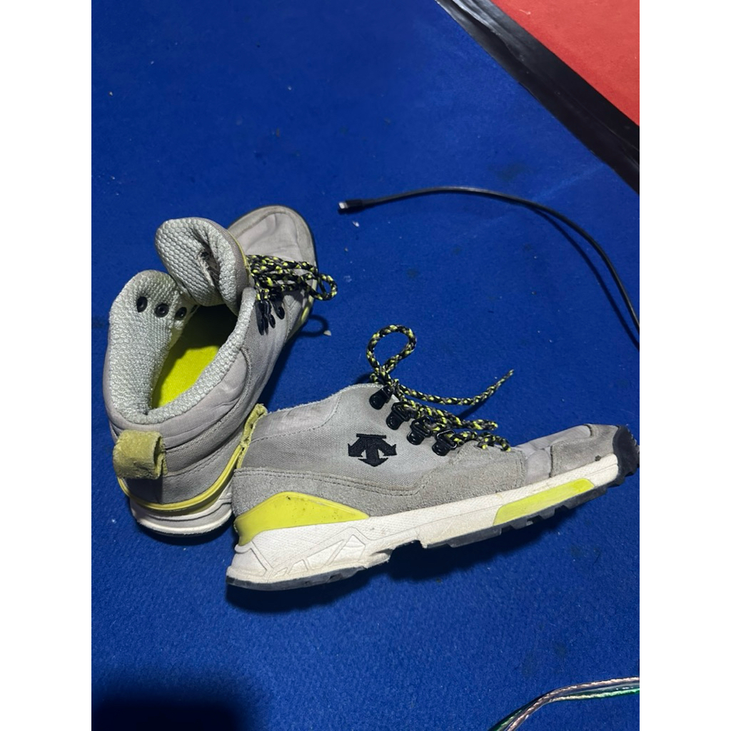 sepatu gunung second - DESCENTE