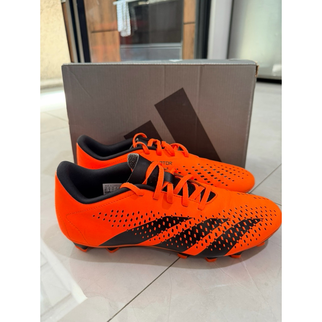 Sepatu Bola Laki Adidas Predator Accuracy.4 FxG