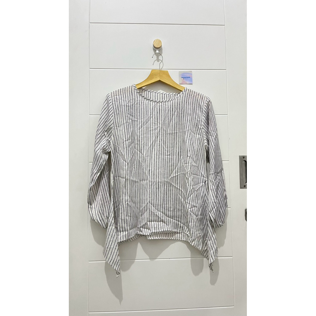 blouse putih hitam garis