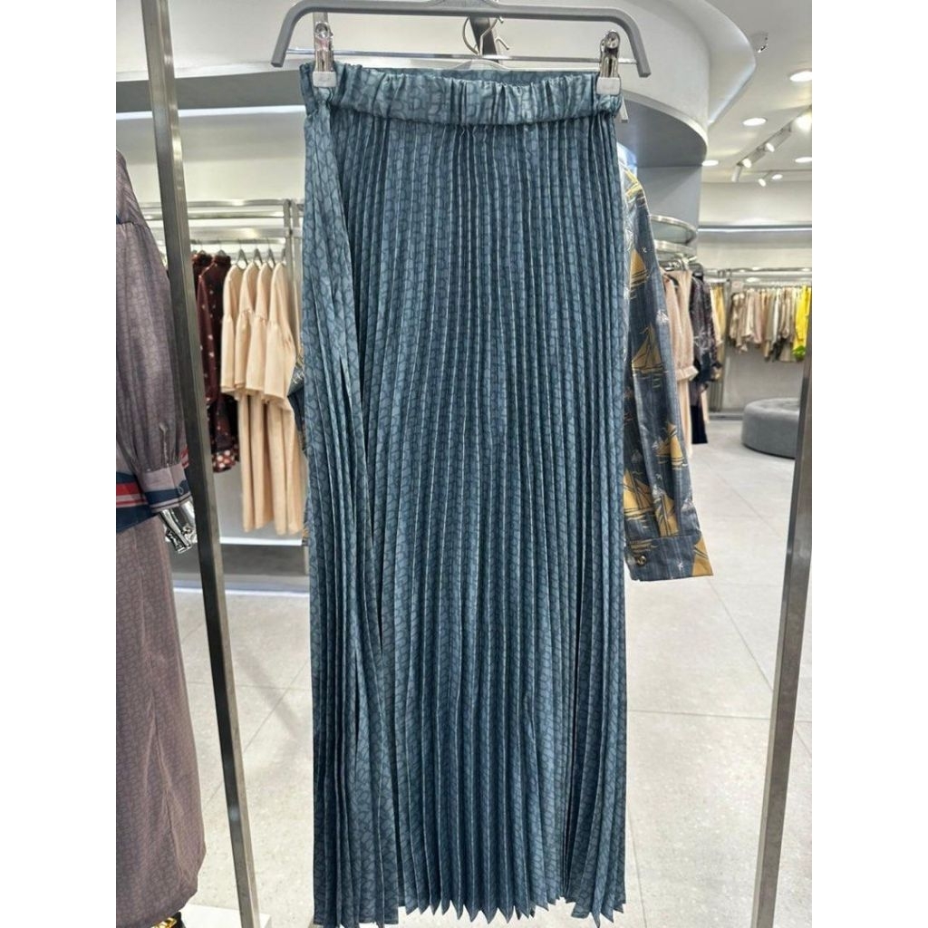 Benang Jarum Rok Monogram Pleated Skirt Seaweed Benang Jarum size M BJ Sale