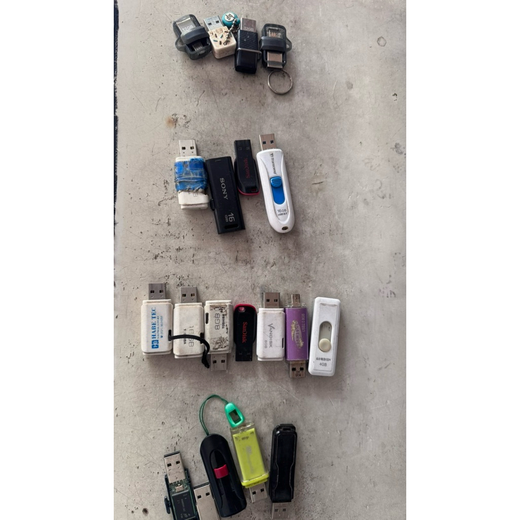 flasdisk bekas normal semua, berbagai macam ukuran 4gb,8gb,16gb,32gb