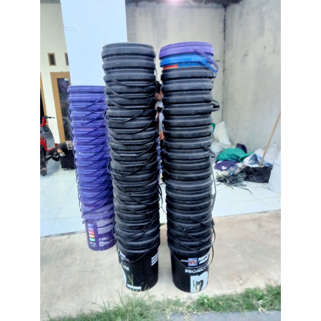 ember bekas cat ukuran 25 kg sudah brsih lengkap tutup