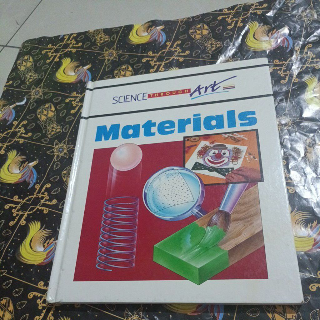 Buku import - Science Through Art - Materials