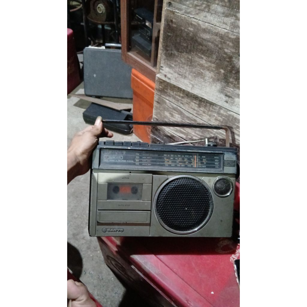 Radio sanyo 155rb jadul antik kuno lawas vintage display anggap mati