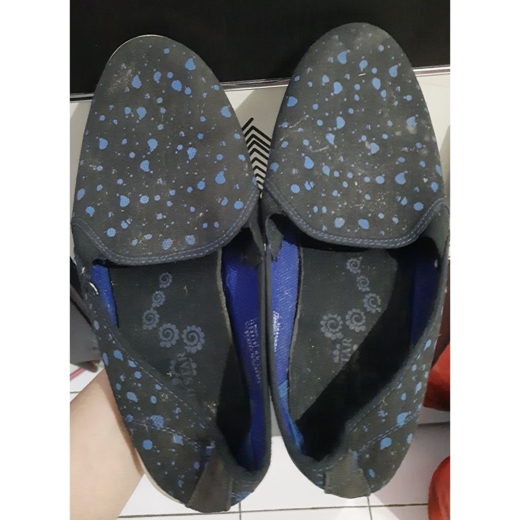 Preloved - Sepatu slip on hitam wanita size 40