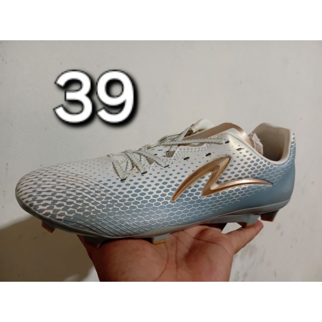 sepatu bola specs Lightspeed omega size 39