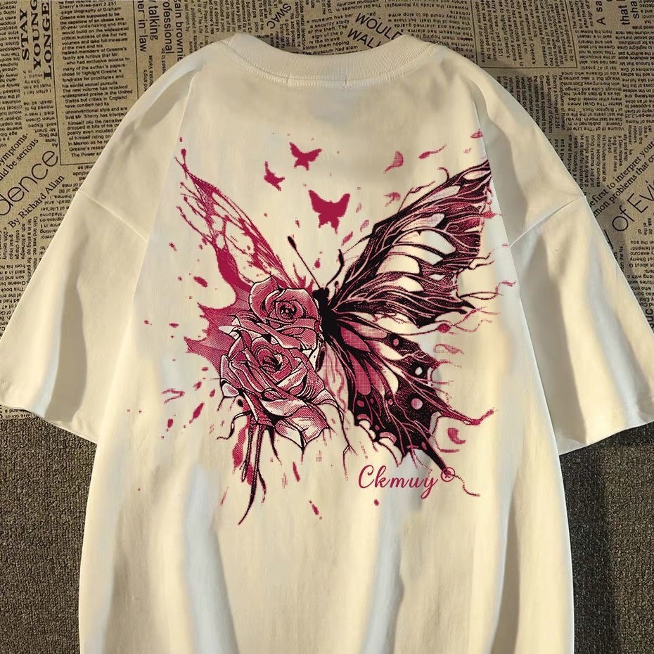 Kaos Putih dengan Desain Kupu-Kupu dan Mawar Merah Muda yang Indah di Belakang, Terdapat Teks "Ckmwy