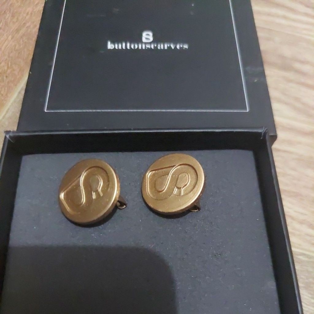 new as is xanadu round bs x rm brooch -gold