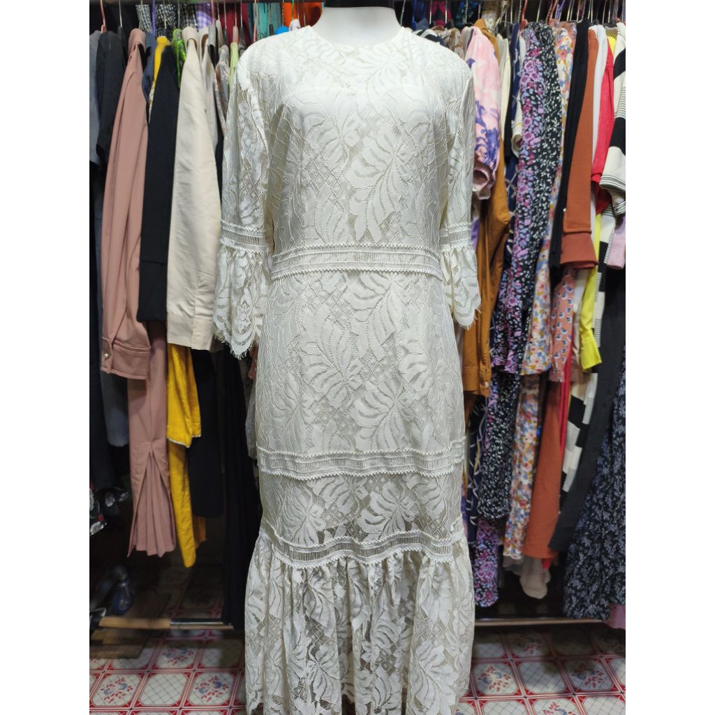 Dress Brukat Putih Wanita untuk Kondangan dan Natal Simple Elegan Kekinian