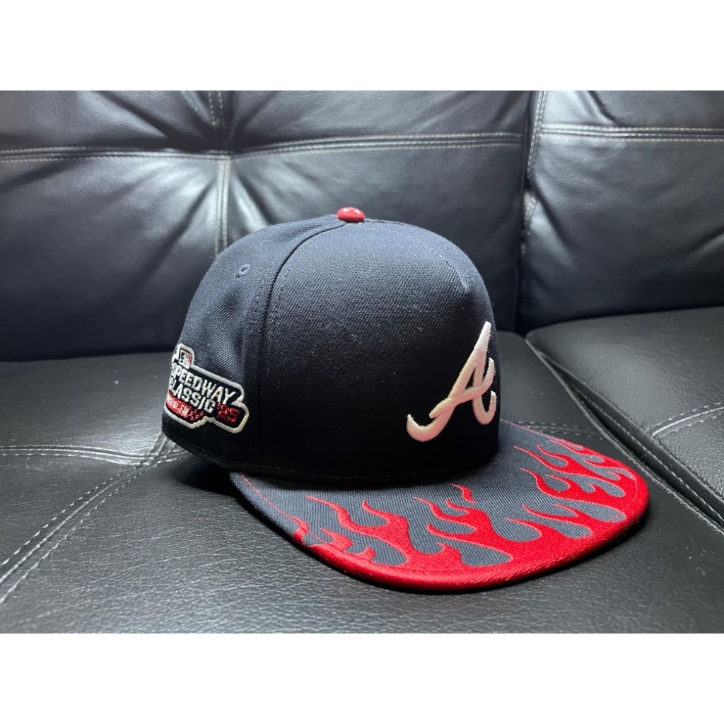 Topi New Era Navy Atlanta Braves 2025 MLB Speedway Classic Fitted