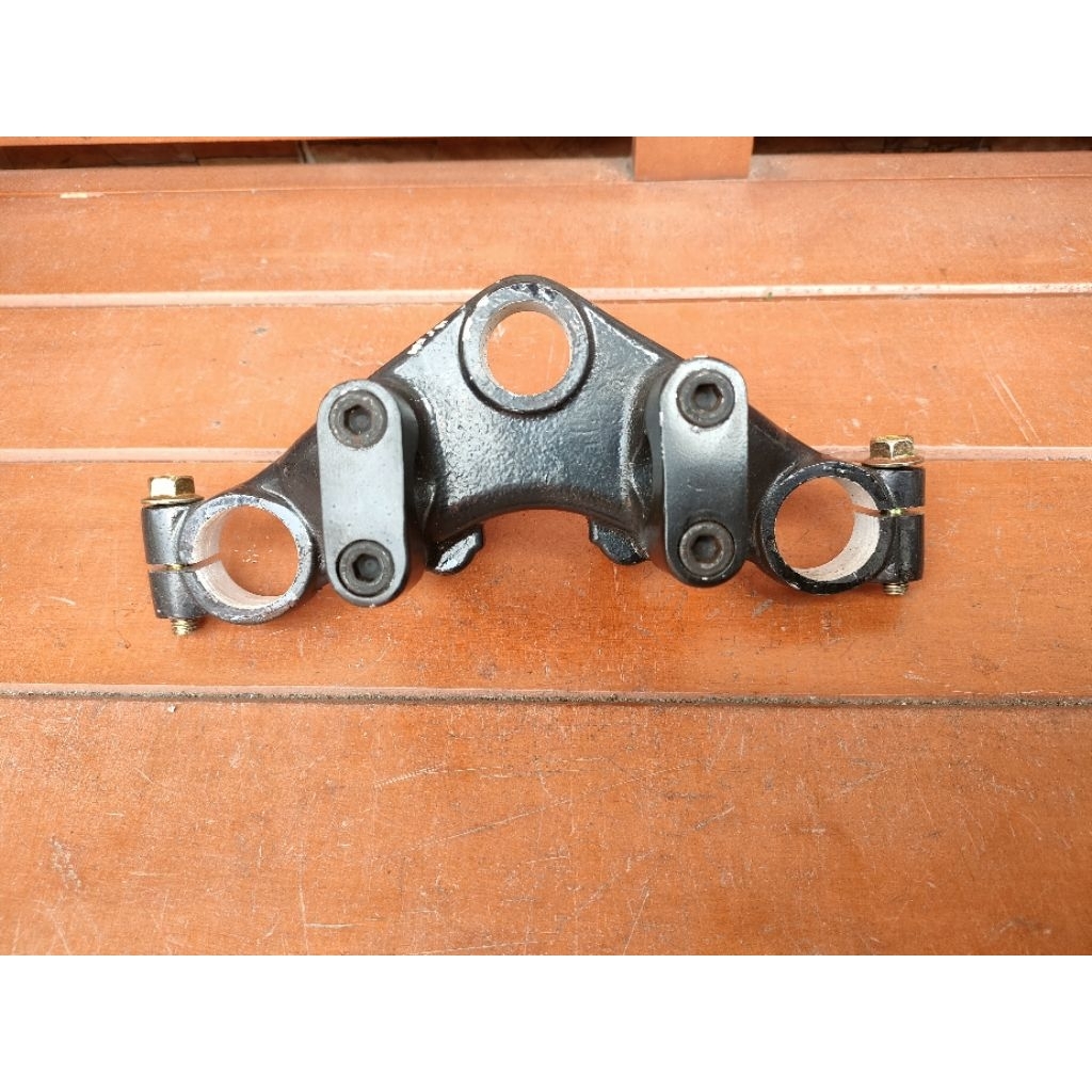 Dudukan stang w175 segitiga atas shock depan w175