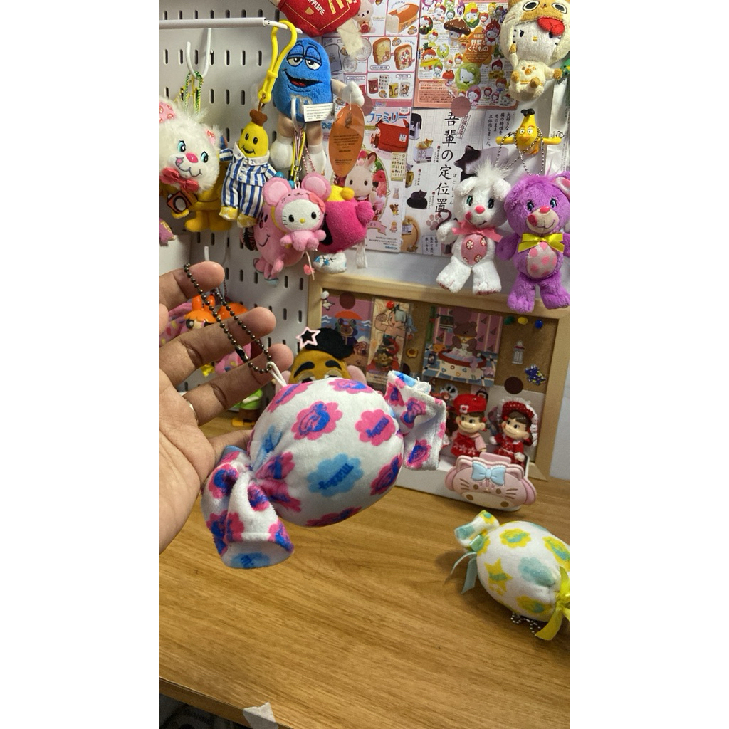 ganci permen peko warna pink dan kuning