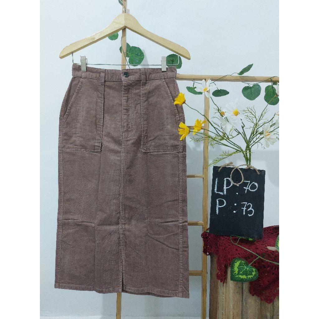 Plum Corduroy Skirt GU | Rok Span Midi Corduroy GU